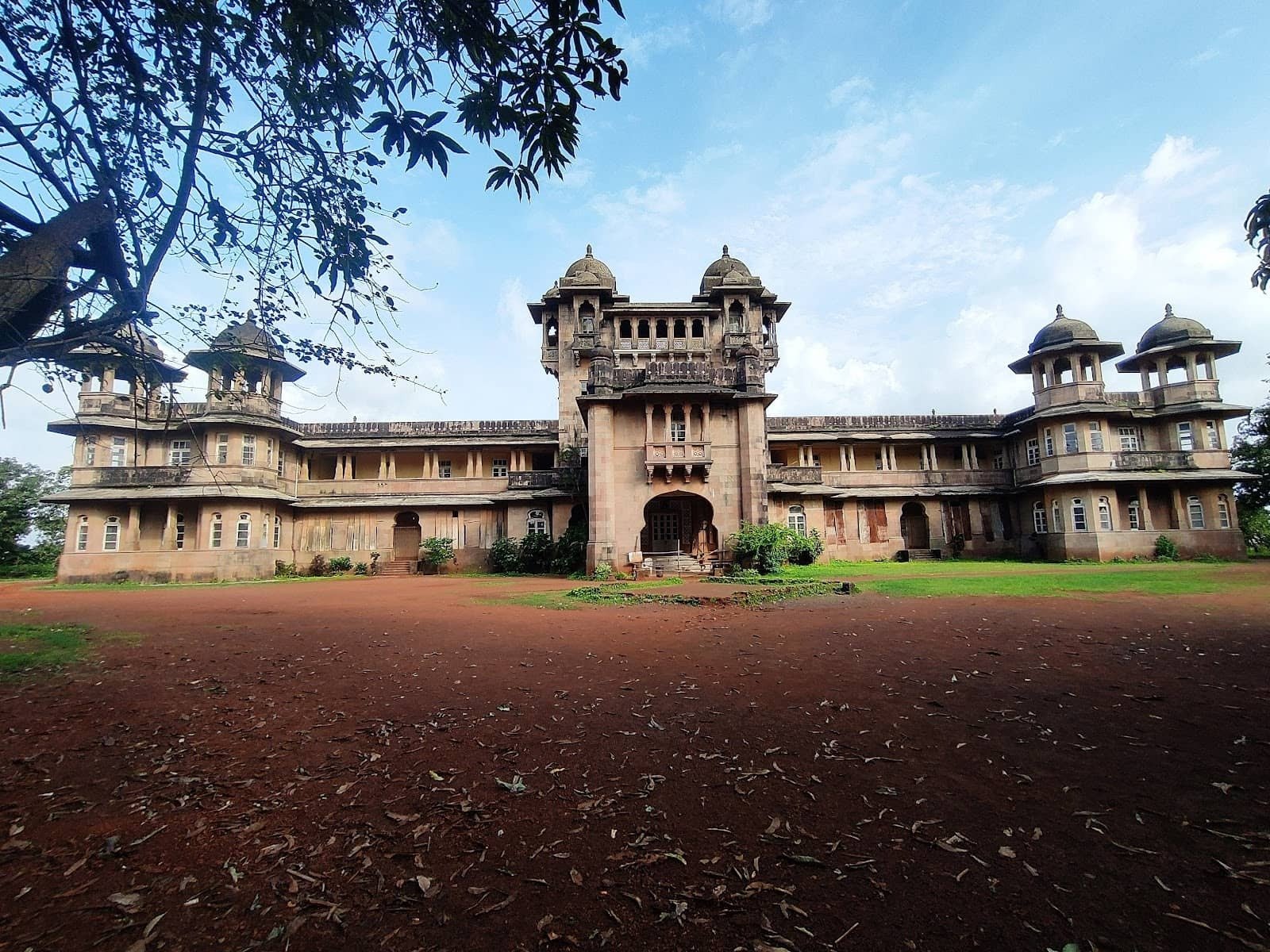 जव्हार हिल स्टेशन परिसर